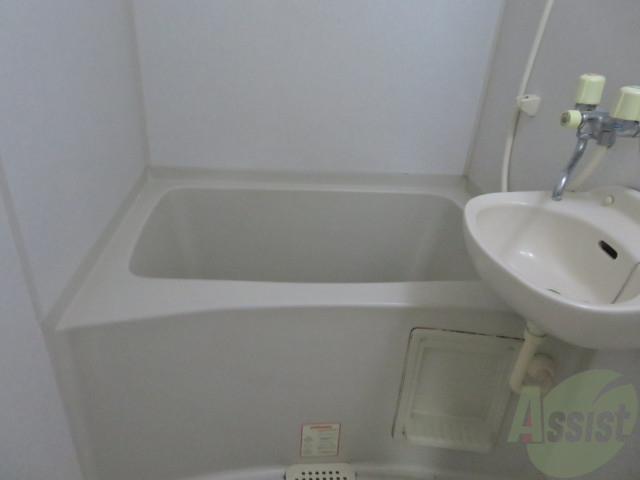 バス・シャワールーム　とても広いお風呂ですあしもゆっくり伸ばせますね