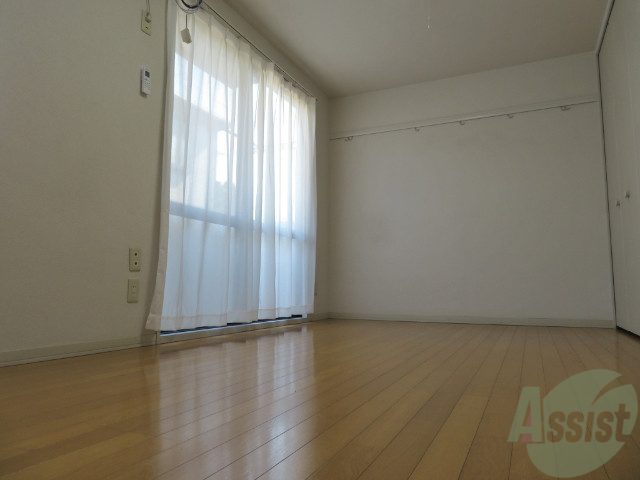 その他部屋・スペース　全面フローリングなのでベットもラクラク置けますね