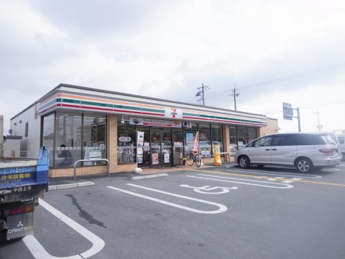 コンビニ　セブンイレブン 橿原十市町店（コンビニ）まで136m
