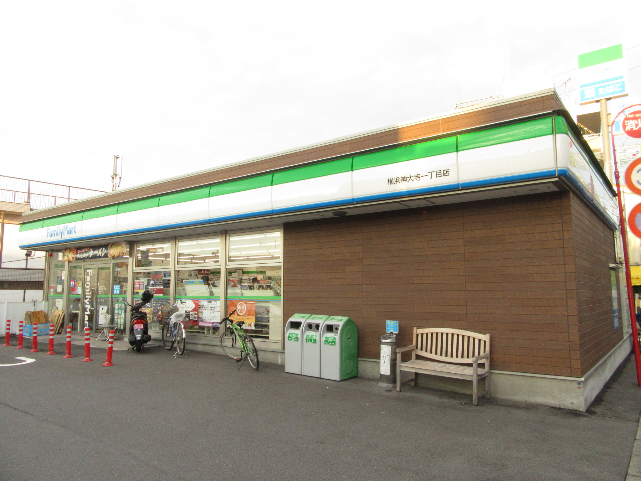 コンビニ　ファミリーマート横浜峰沢町店（コンビニ）まで346m