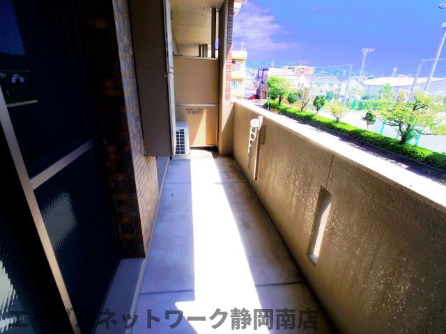 バルコニー　暖かな日差しのふりそそぐバルコニー