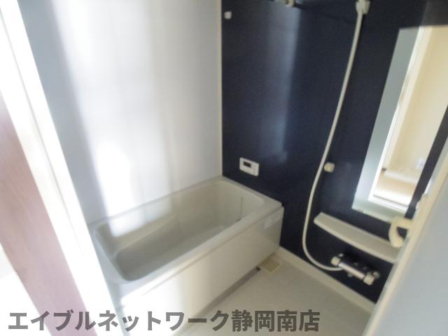 バス・シャワールーム　落ち着いた空間のお風呂です
