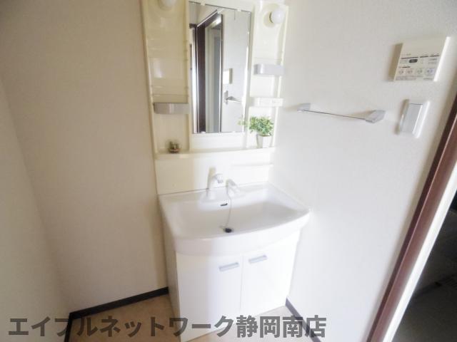 洗面設備　使いやすい洗面所です