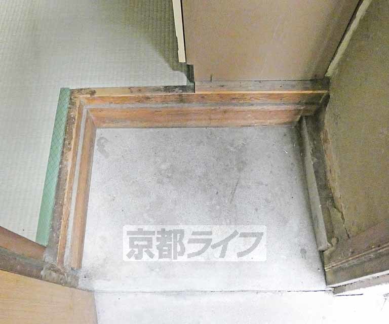 【京都市伏見区深草西浦町２丁目のアパートの玄関】