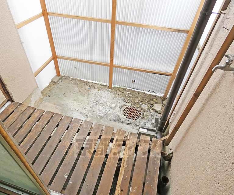 【京都市伏見区深草西浦町２丁目のアパートのバルコニー】