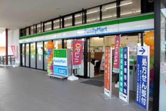 コンビニ　ファミリーマートJR久宝寺駅前店（コンビニ）まで488m