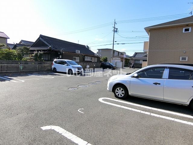 【津市白塚町のアパートの駐車場】