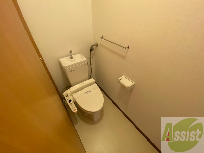 トイレ　ウォシュレット機能がついたトイレ。安心して使用できますね。