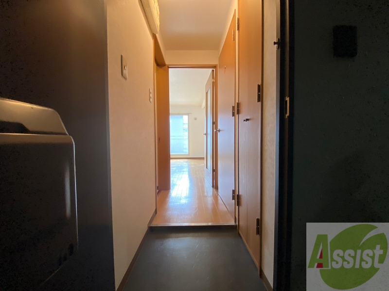 玄関　玄関です。すぐ広いリビングにつながっています。