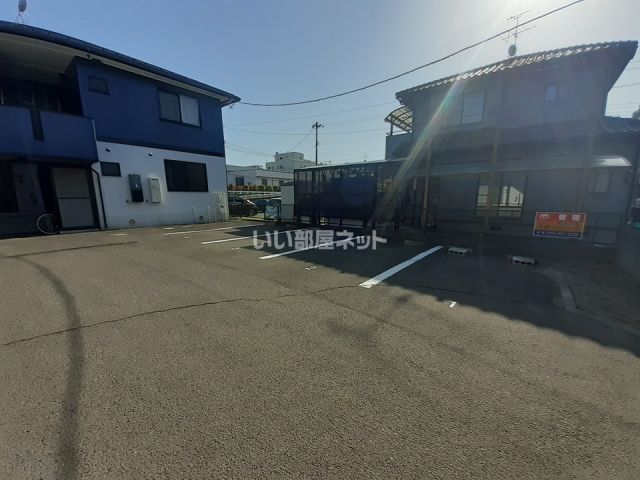 【ラ・フレーズBの駐車場】