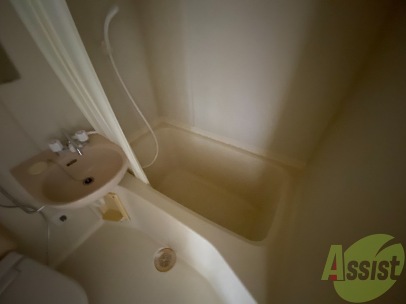 バス・シャワールーム　お風呂は広々としていて、一日の疲れもしっかり取れそう。