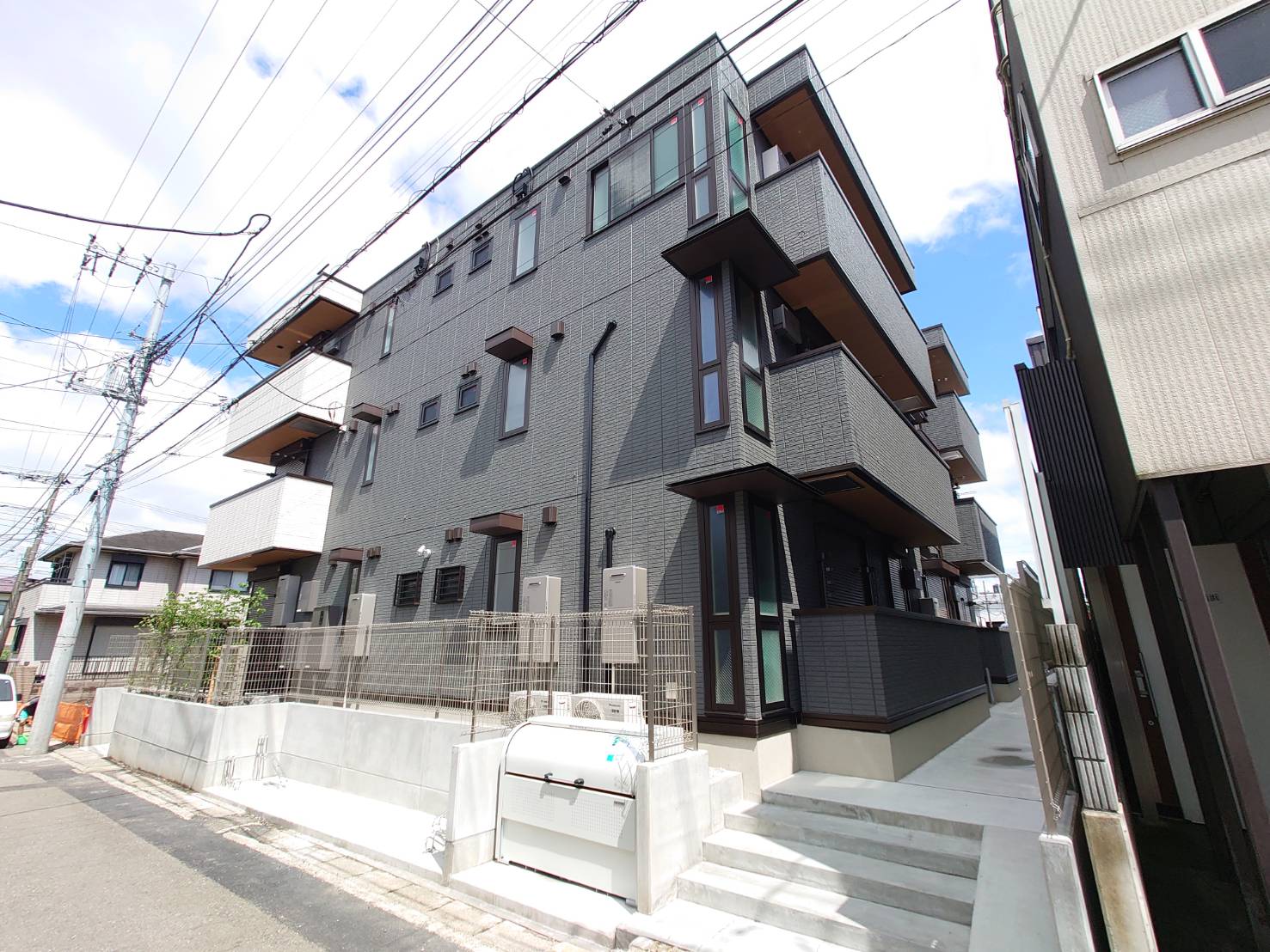 建物外観　お洒落な黒と白のツートンの外壁