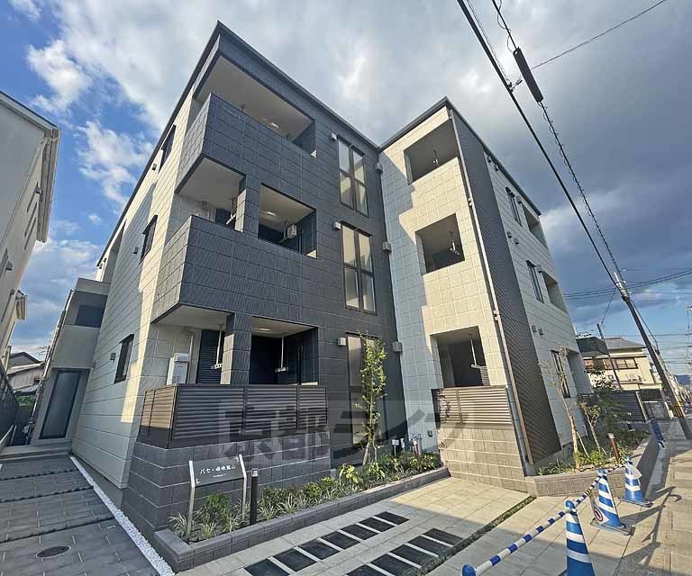 京都市右京区嵯峨天龍寺今堀町のマンションの建物外観