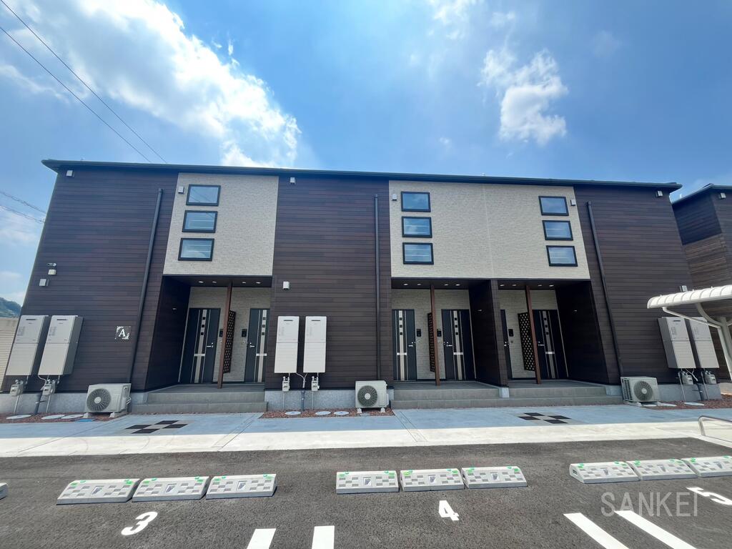 井原市西江原町のアパートの建物外観