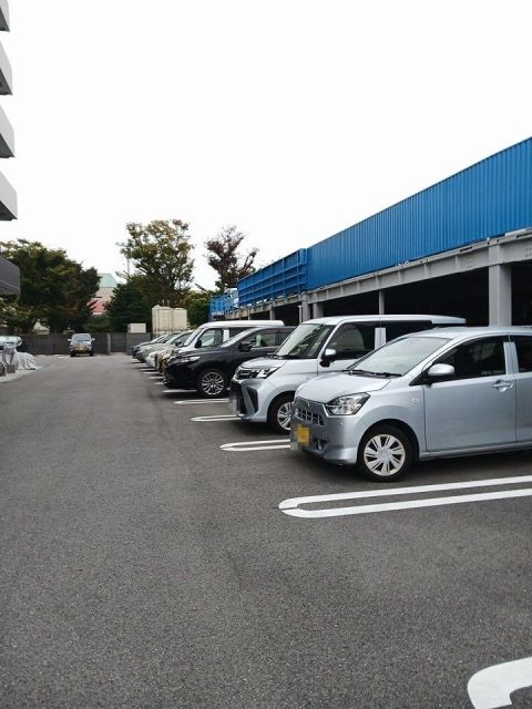 【松山市湊町のマンションの駐車場】