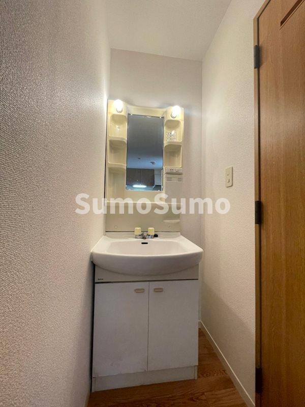 洗面設備　独立洗面台、朝の身支度には欠かせません