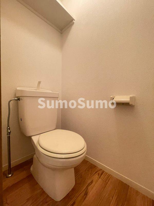 トイレ　落ち着いた色調のトイレです