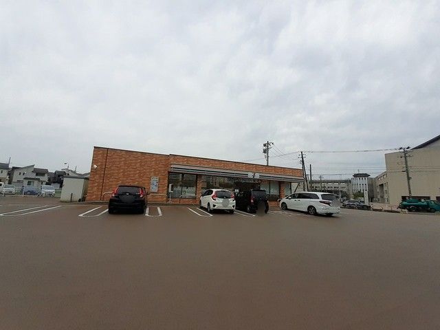 【三条市新光町のアパートのコンビニ】