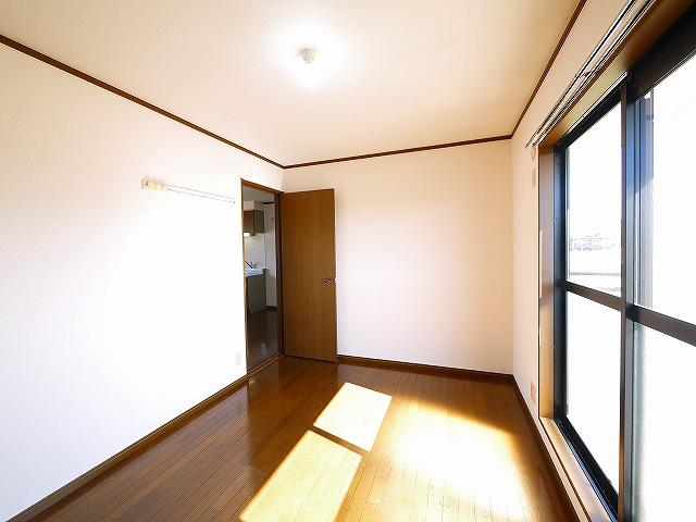 その他部屋・スペース　広くて明るい寝室