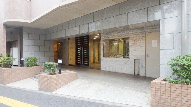 【新宿区四谷のマンションのエントランス】