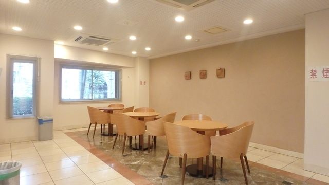 【新宿区四谷のマンションのロビー】