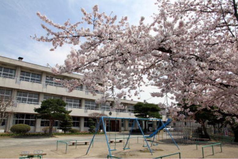 小学校　花巻市立桜台小学校（小学校）まで816m