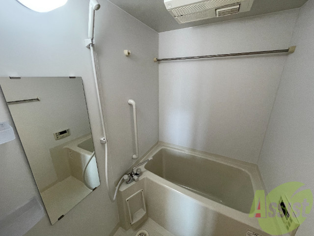 バス・シャワールーム　浴槽があるので、疲れた時はゆっくりと湯船につかりましょう。