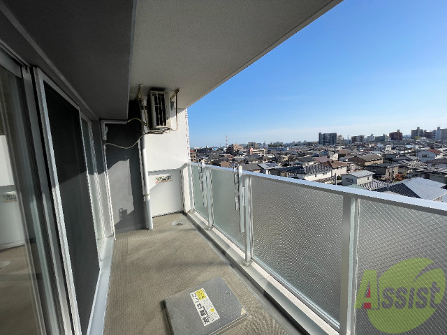 バルコニー　幅があり広めの印象でした。のびのびと作業が出来そうです。