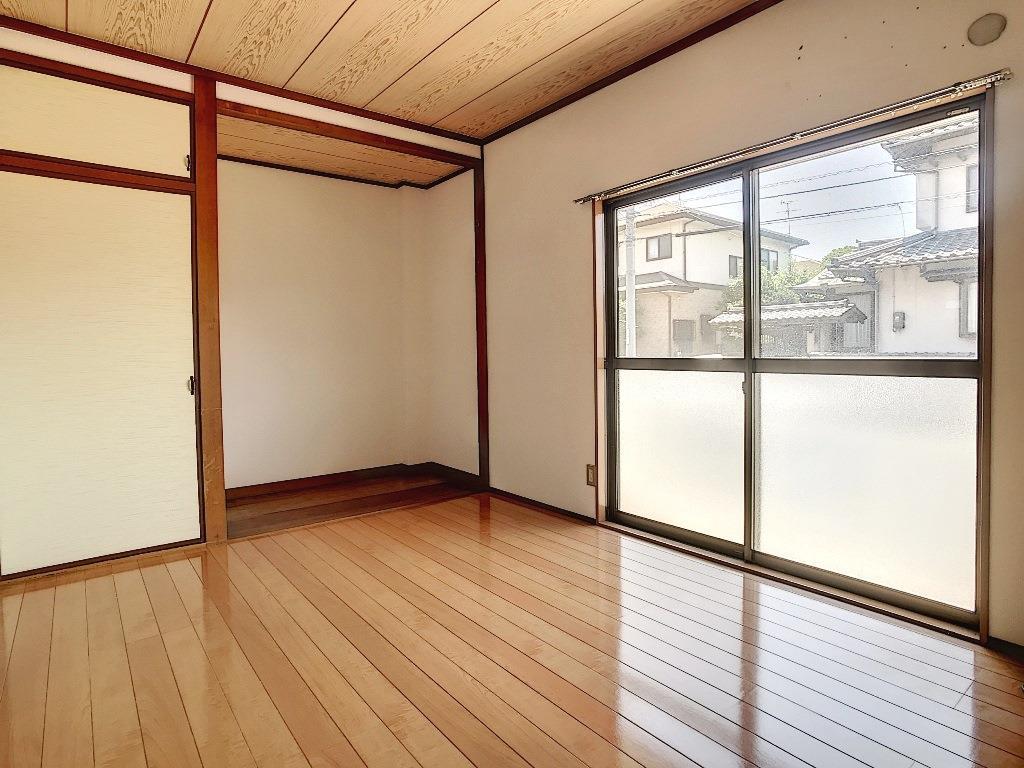 居室・リビング　間取り反転タイプの部屋参照