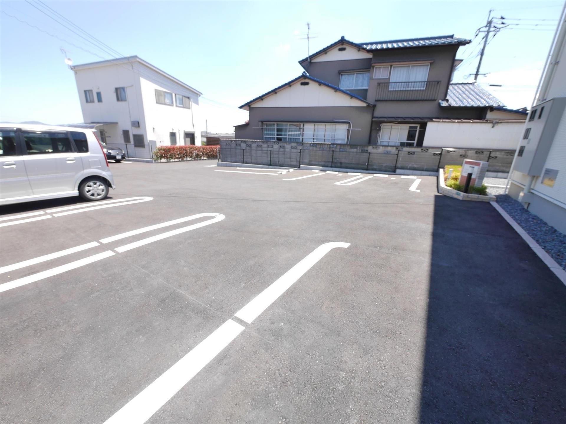 【カルムメゾン春日台の駐車場】