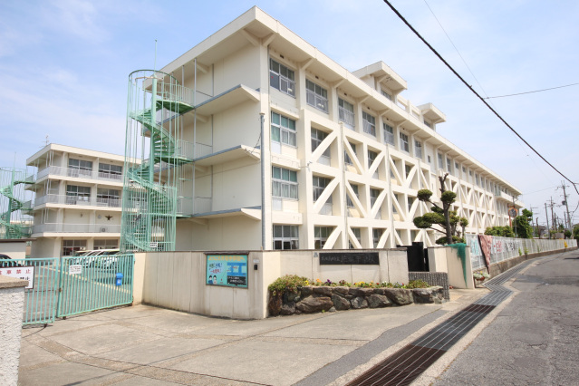 中学校　大和高田市立片塩中学校（中学校）まで2225m