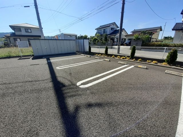 【亘理郡山元町山寺のアパートの駐車場】