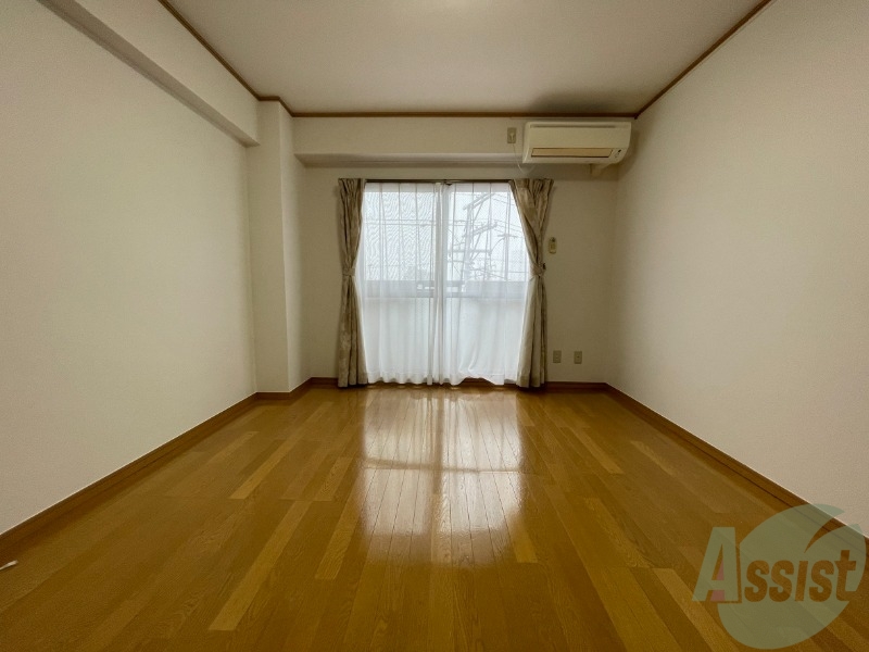 居室・リビング　リビングは７．８帖と少し広めで陽当たりが良いです