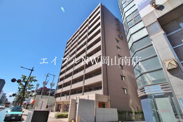 【岡山市北区中央町のマンションの建物外観】