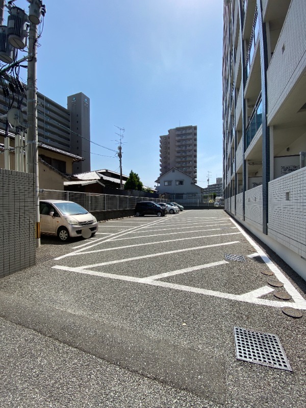 【糸島市前原東のマンションの駐車場】