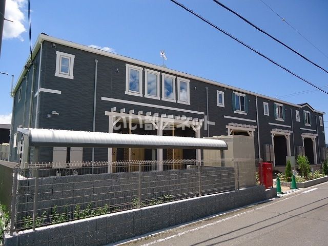 【岩出市岡田のアパートの建物外観】