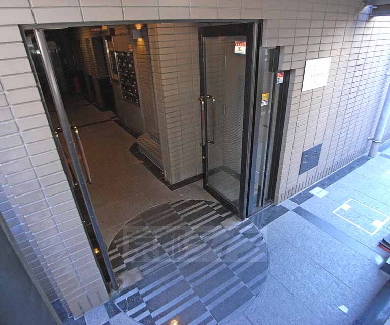 【京都市伏見区淀本町のマンションのロビー】