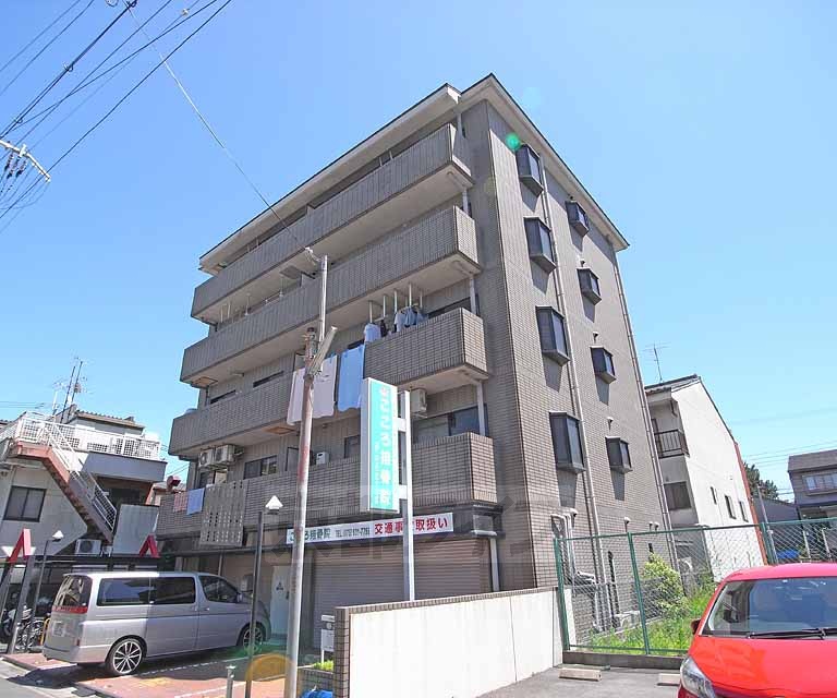 【京都市伏見区淀本町のマンションの建物外観】