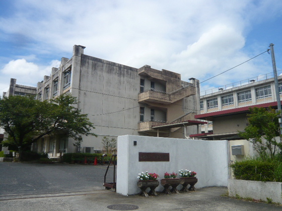 【ＧＲＡＮ・ＴＨＥ・ＣＯＵＲＴ伴駅（グラン・ザ・コート伴駅）の小学校】