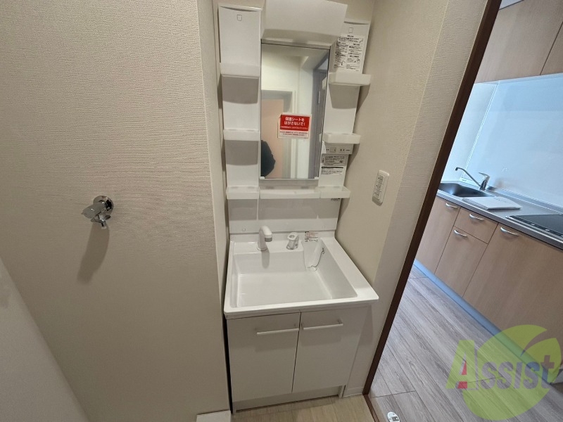 洗面設備　脱衣所には洗面用具等を収納できる独立洗面台がございます。