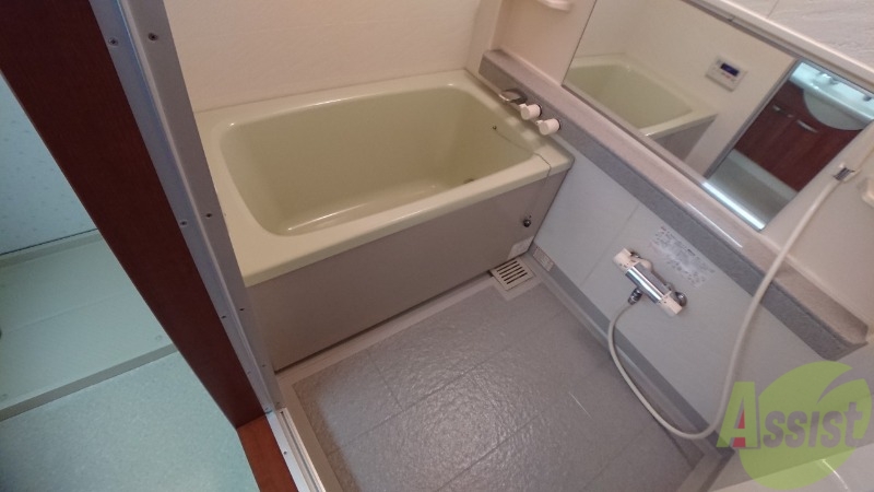 バス・シャワールーム　バスルームはこちらです。広々としてゆったり休めます。