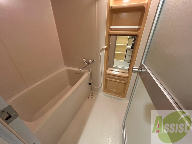 バス・シャワールーム　バスルームは狭すぎず、シャワーも浴びやすそうです。