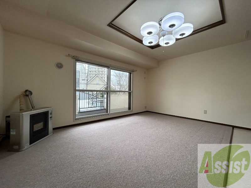 居室・リビング　白さが清潔感を出してくれます。お部屋も明るいですね。