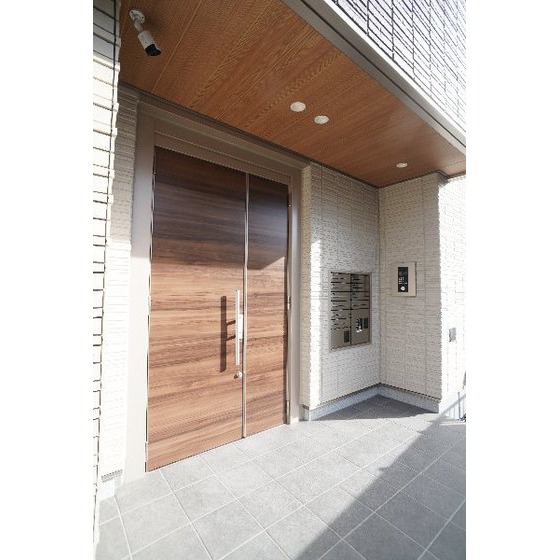 その他　共用エントランスにはオートロックあり