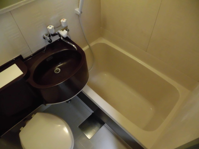 バス・シャワールーム　ユニットバスですが大きな浴槽です