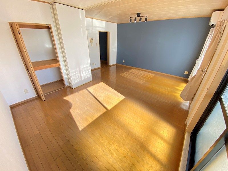 居室・リビング　ご希望者にはLDKの照明器具とカーテンをプレゼント！