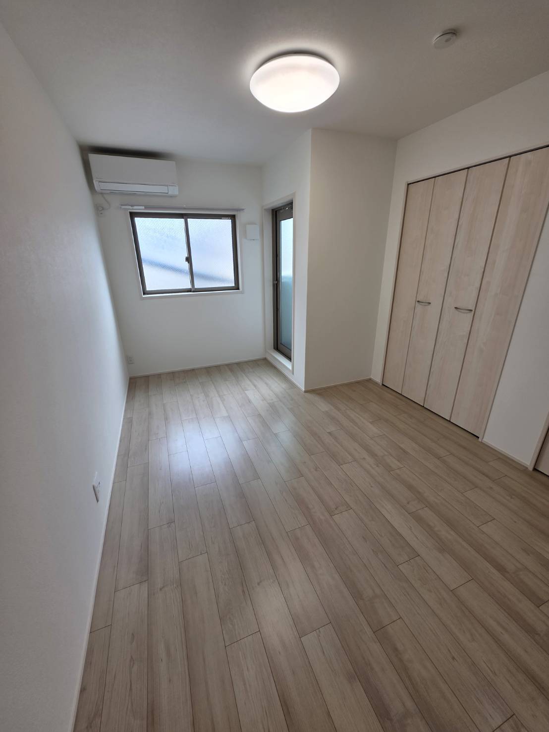 居室・リビング　個人の部屋や寝室として使える洋室です