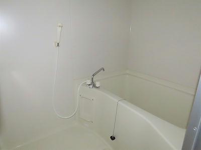 バス・シャワールーム　洗面台とユニット式のお風呂です