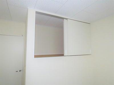 収納　居間に大きい収納スペースがあります