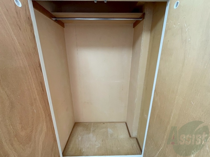 収納　こちらの収納にはハンガーをかけて服もしまえますね。